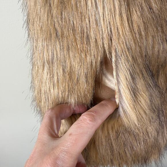 Faux Fur Vest SZ M/L Brown Tan Mob Wife Fury Fuzzy Pockets - Picture 5 of 8